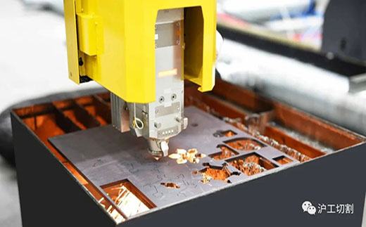 威廉希尔中文官网10米大幅面龙门光纤激光切割机精细圆孔高品质切割